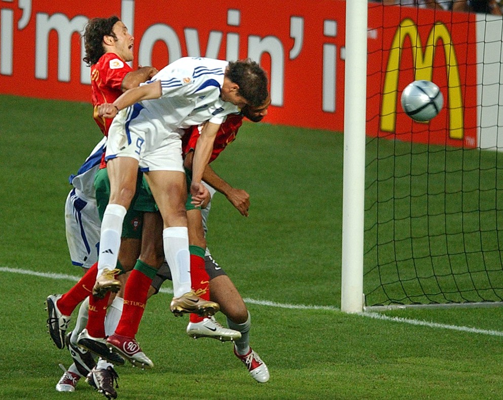 Grécky útočník Angelos Charisteas rozhoduje o gréckom víťazstve na ME 2004. 