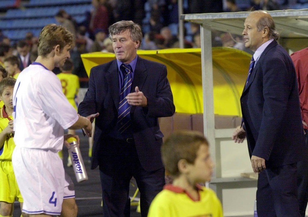 Reprezentačný tréner Jozef Adamec počas zápasu s Moldavskom v roku 2000.