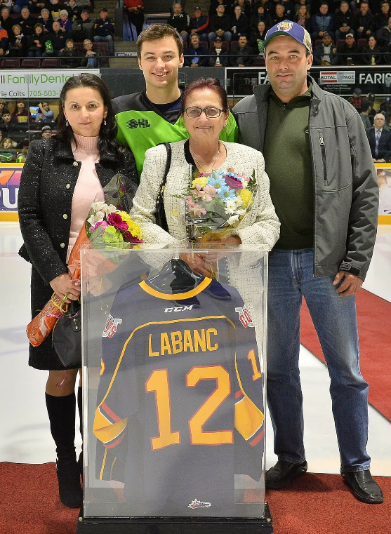 Kevin Labanc s rodičmi a starou mamou, v juniorskej lige OHL žiaril v tíme Barrie Colts. 