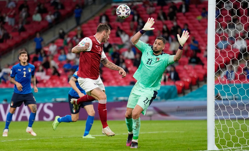 Neuznaný gól Marka Arnautoviča v zápase Taliansko - Rakúsko na EURO 2020. 