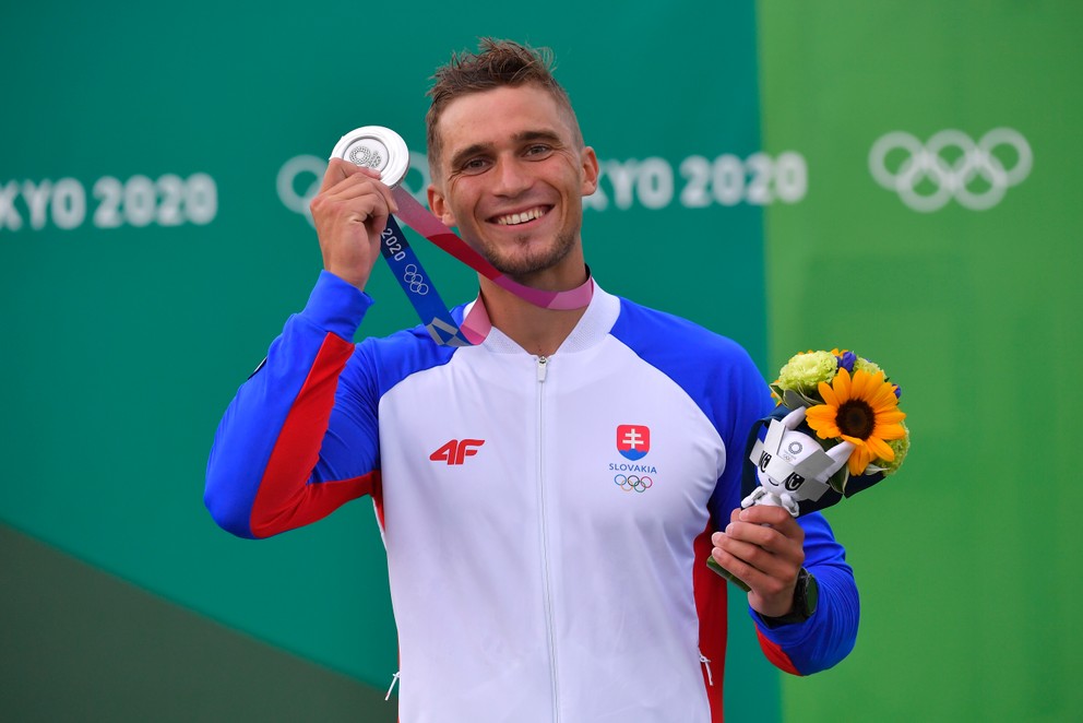Slovenský reprezentant Jakub Grigar so striebornou medailou. 
