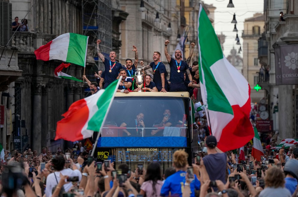Radosť talianskych futbalistov po výhre na EURO 2020.