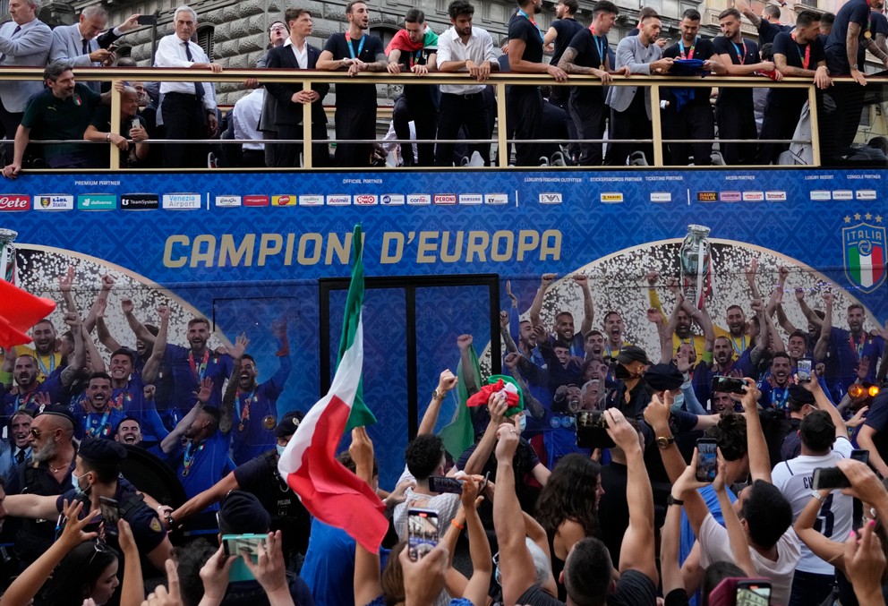 Radosť talianskych futbalistov po výhre na EURO 2020.