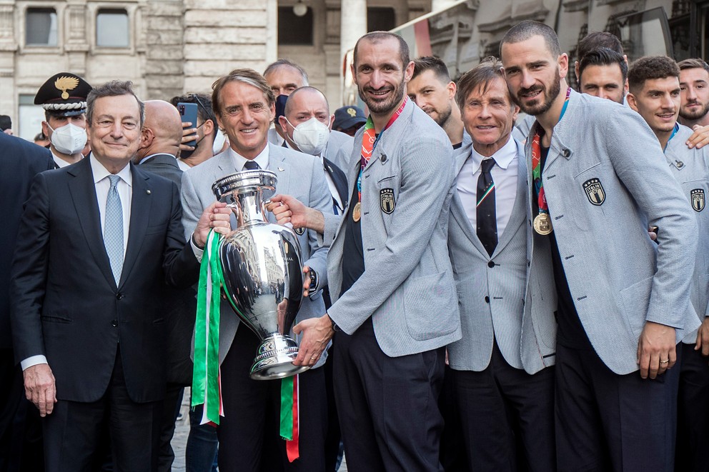 Taliansky premiér Mario Draghi, tréner Roberto Mancini, kapitán Giorgio Chiellini, útočník Federico Chiesa, člen tímu Gabriele Oriali a obranca Leonardo Bonucci po výhre na EURO 2020.