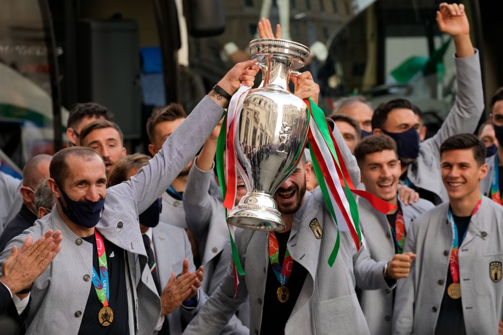 Talianski futbalisti pri oslavách titulu z EURO 2020.