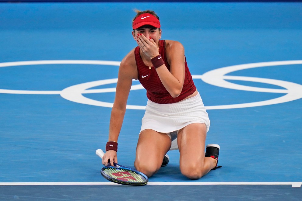 Švajčiarska tenistka so slovenskými koreňmi Belinda Benčičová oslavuje postup do finále.