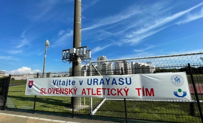 Slovenskí atléti sa na OH Tokio 2020 / 2021 pripravujú v Urajasu, kde ich čakal od miestnych priaznivcov transparent s nápisom v slovenčine.