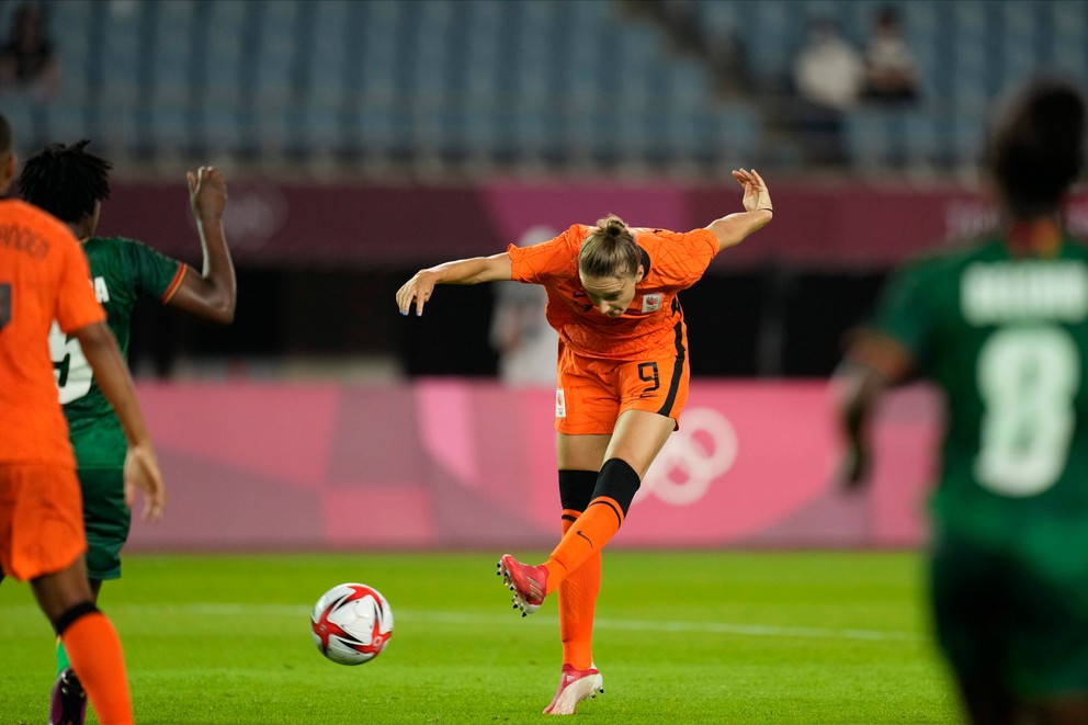 Vivianne Miedemová strieľa gól v zápase Zambia - Holandsko na OH Tokio 2020 / 2021.