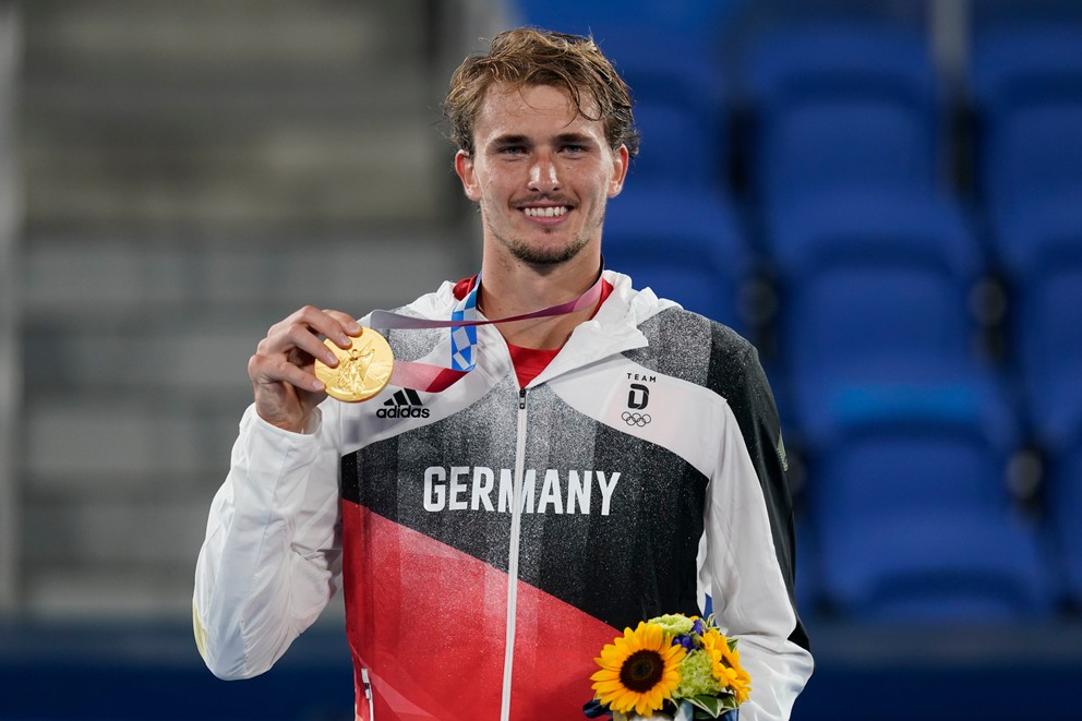 Nemecký tenista Alexander Zverev so zlatou medailou.