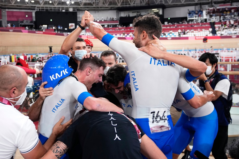 Talianski dráhoví cyklisti po víťazstve na OH v Tokiu 2020.