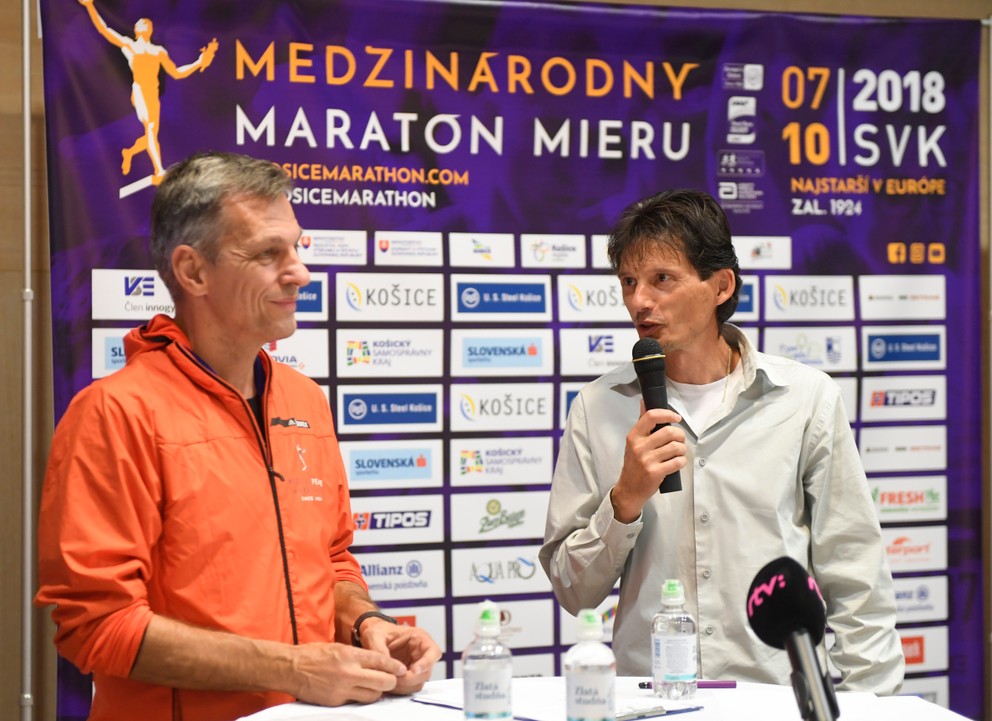 Riaditeľ MMM Branislav Koniar (vľavo) s posledným košickým víťazom maratónu Róbertom Štefkom.