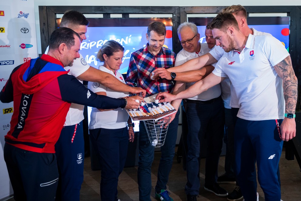 Olympijskí medailisti krstia knihu Tokio 2020 počas stretnutia Slovenského olympijského tímu z OH v Tokiu.