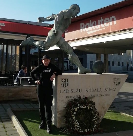 Slavomír Lindvai pri pamätníku Ladislava Kubalu pred štadiónom FC Barcelona.