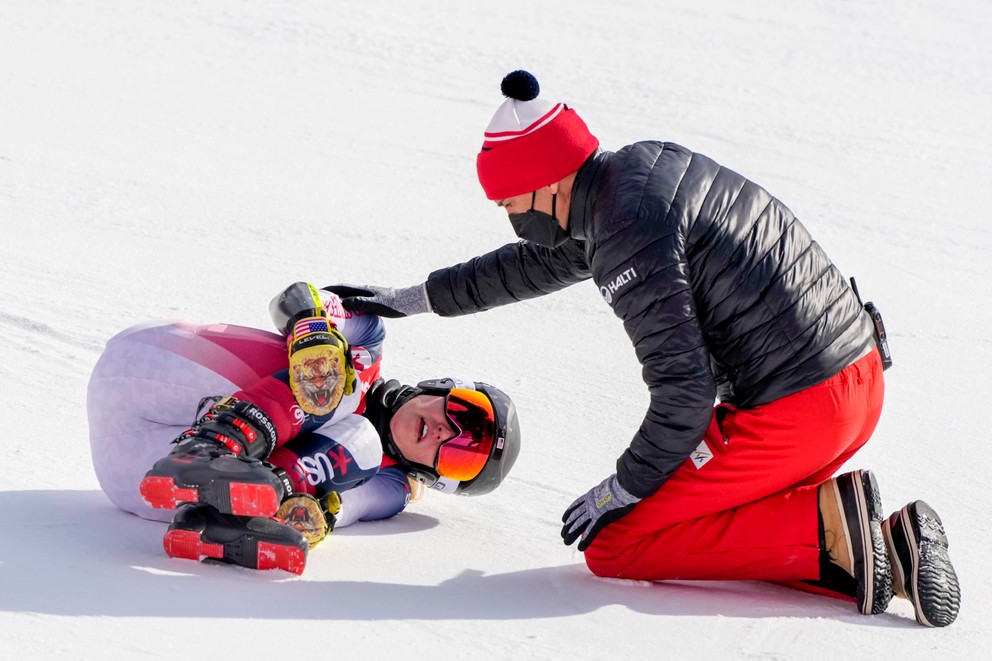 Zranená americká lyžiarka Nina O'Brienová počas obrovského slalomu v Pekingu. 