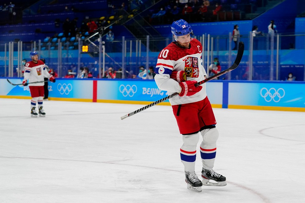 Kapitán českej hokejovej reprezentácie Roman Červenka reaguje po prehre 2:4 v kvalifikačnom zápase o štvrťfinále Česko - Švajčiarsko na ZOH 2022 v Pekingu.
