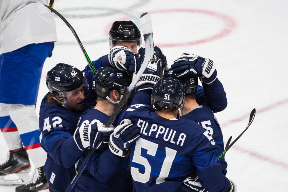 Fínski hokejisti sa tešia po strelenom góle na ZOH 2022 v Pekingu.