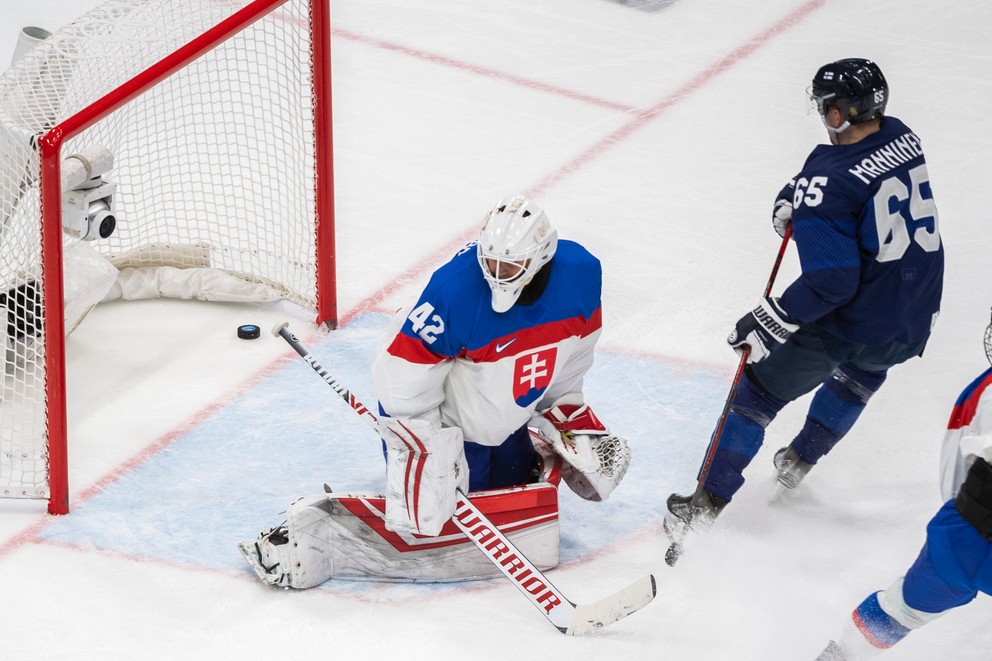Sakari Manninen strieľa gól v zápase Slovensko - Fínsko na ZOH 2022 v Pekingu.
