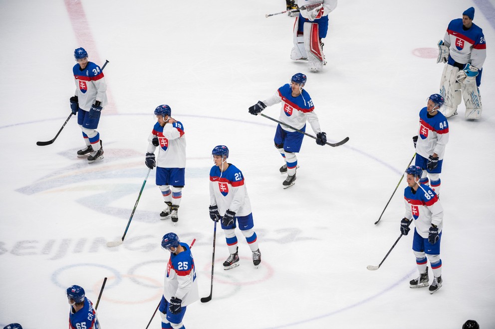 Sklamaní slovenskí hokejisti po zápase proti Fínsku na ZOH 2022 v Pekingu.