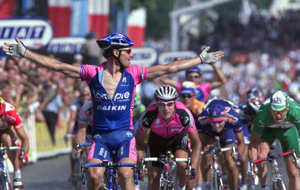 Ján Svorada víťazí v poslednej etape Tour de France v roku 2001.