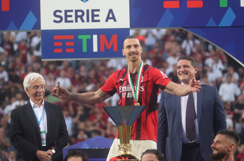 Zlatan Ibarahimovič s trofejou za víťazstvo v Serie A.
