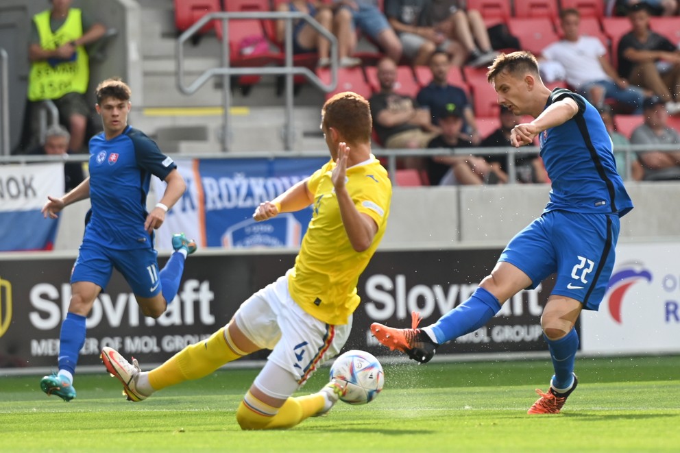 Slovenský futbalista Dominik Hollý v zápase proti Rumunsku. 
