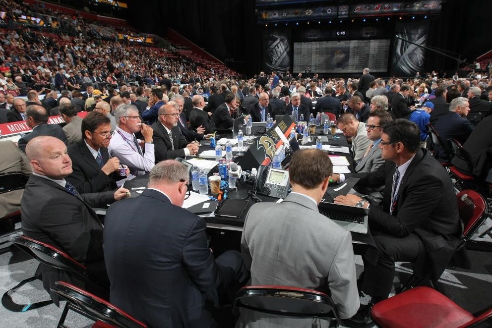 Zástupcovia klubov NHL na drafte.