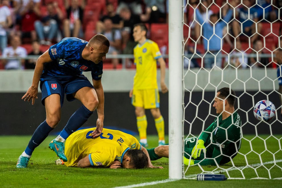 Ladislav Almási strieľa gól, ktorý bol neplatný, v zápase Slovensko - Kazachstan v Lige národov.