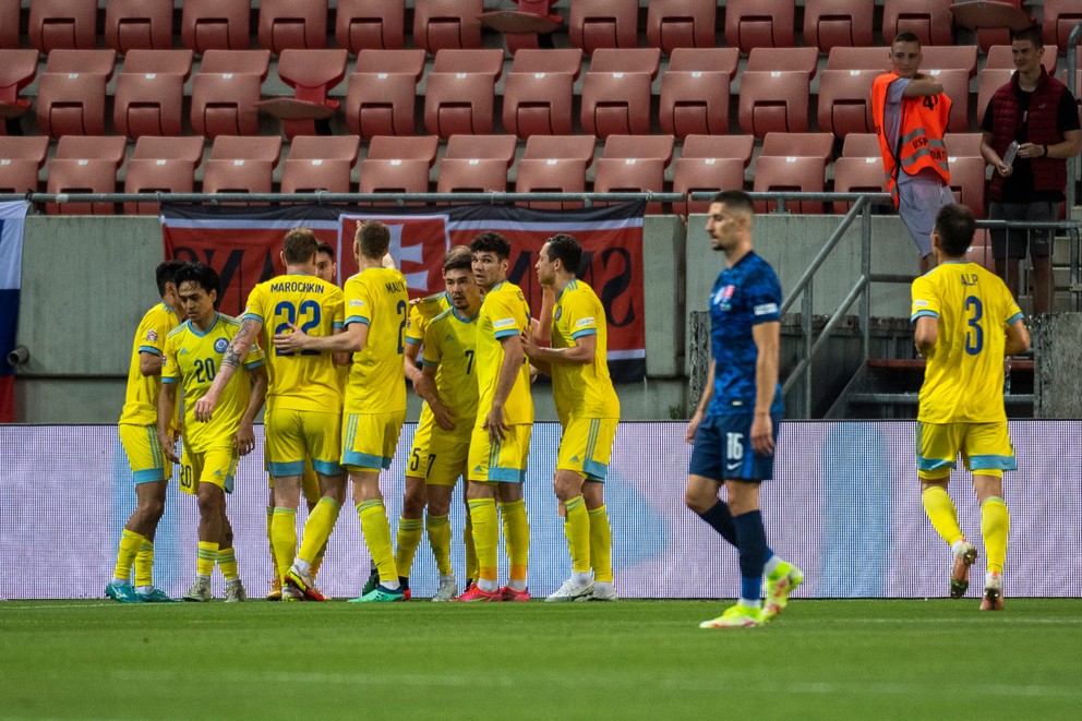 Kazašskí futbalisti sa tešia po strelenom gól v zápase Slovensko - Kazachstan v Lige národov.