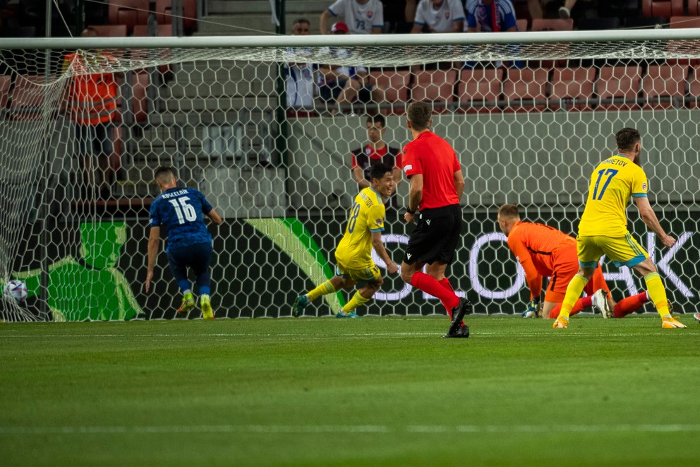 Kazašskí futbalisti sa tešia po strelenom gól v zápase Slovensko - Kazachstan v Lige národov.