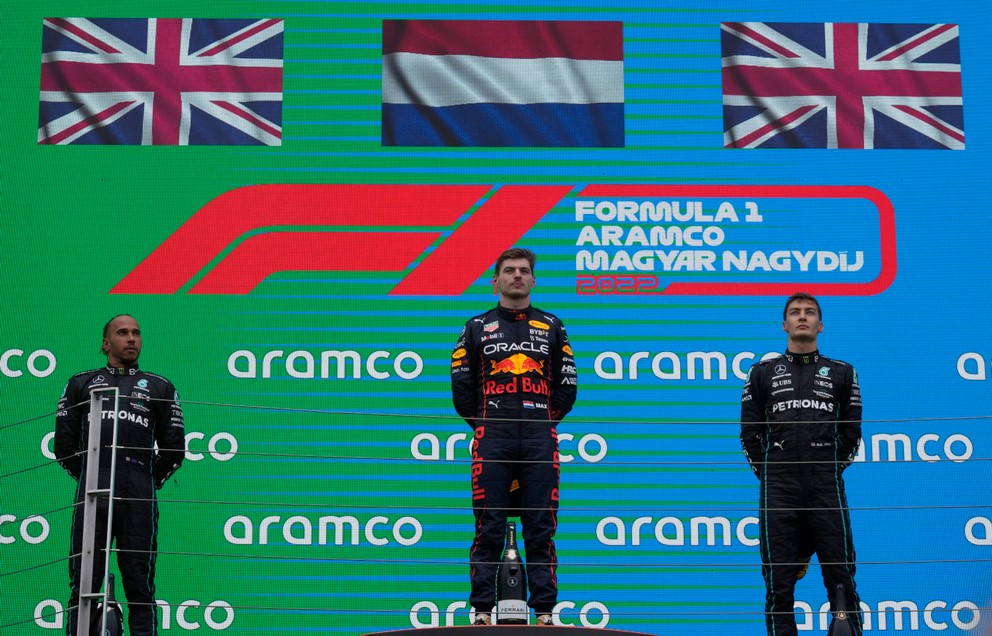 Zľava Lewis Hamilton, Max Verstappen a George Russell na pódiu po Veľkej cene Maďarska 2022.