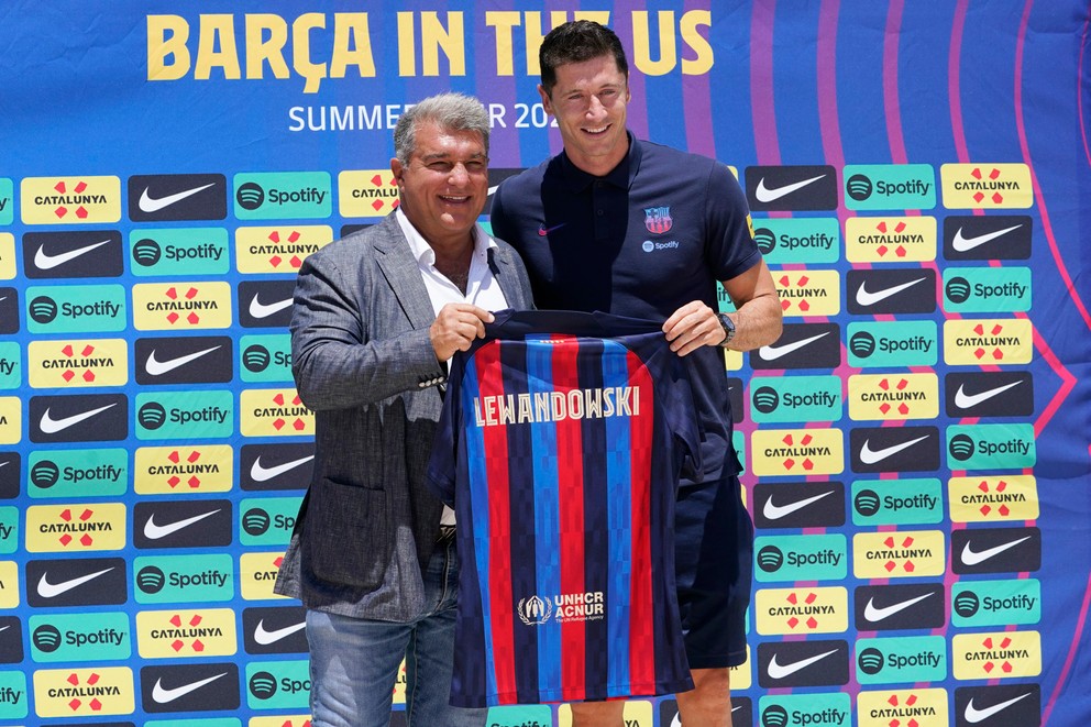 Prezident FC Barcelona Joan Laporta a Robert Lewandowski po prestupe z Bayernu Mníchov.