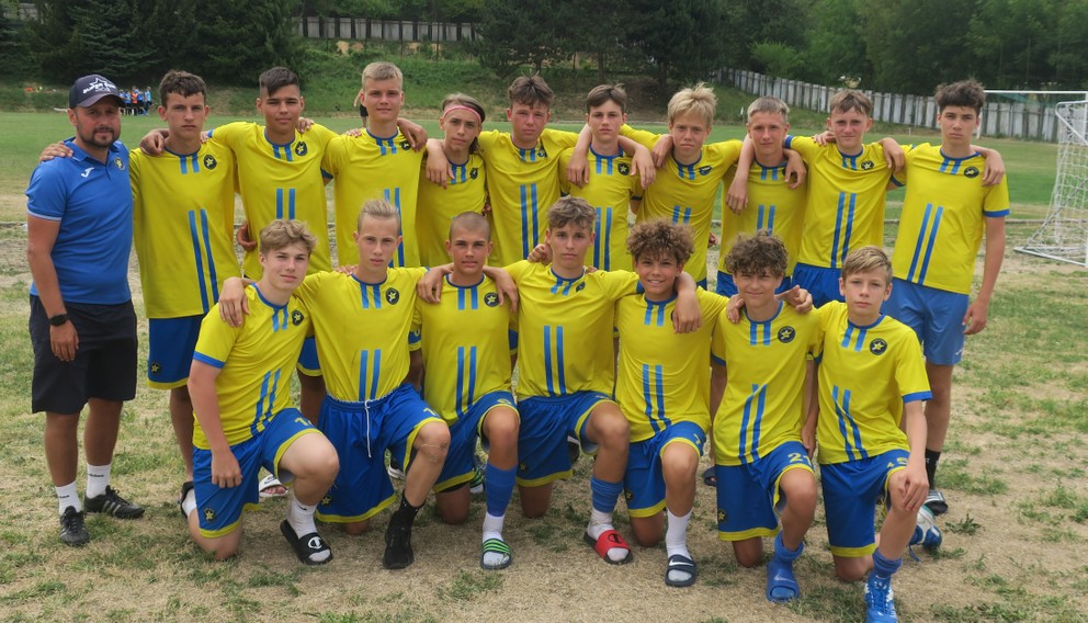 Futbalisti lotyšskej Rigy sa stali víťazmi kategórie U15. Vľavo hore tréner Andrejs Pereplotkins.
