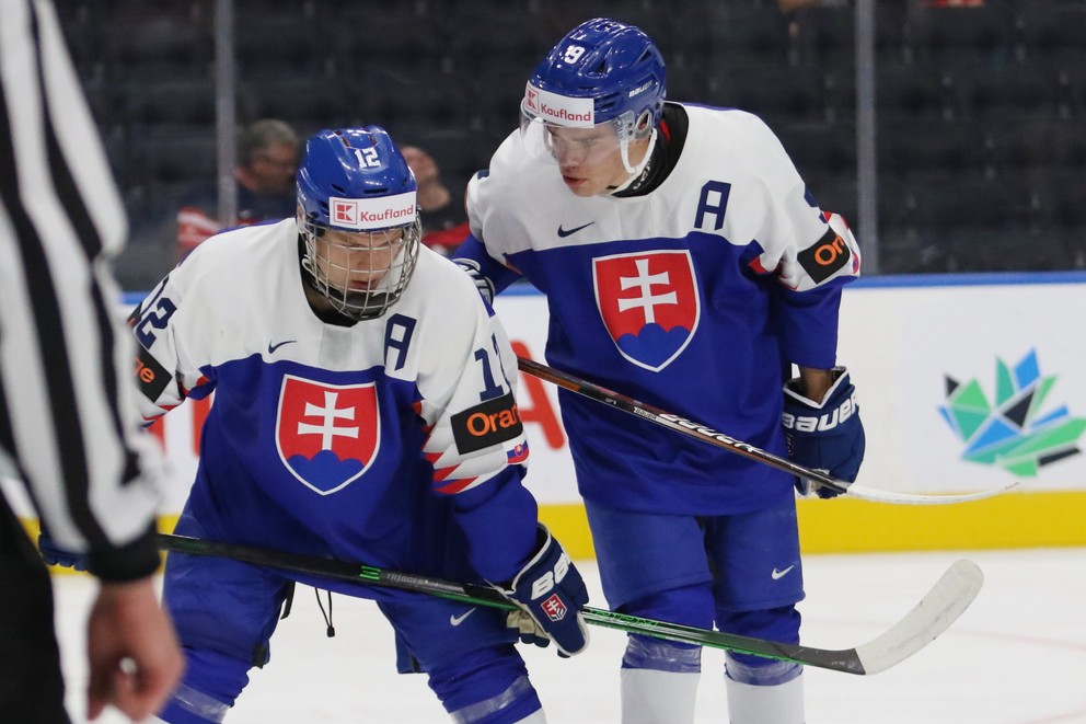 Dvaja asistenti kapitána - Adam Sýkora a Roman Faith na MS v hokeji do 20 rokov 2022.