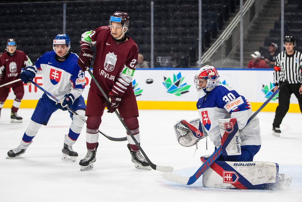 Šimon Latkóczy zasahuje v zápase Slovensko - Lotyšsko na MS v hokeji do 20 rokov 2022. 