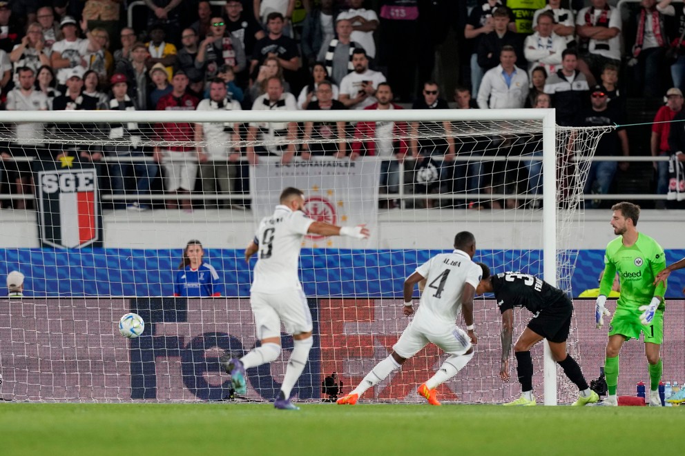David Alaba strieľa gól v zápase o Superpohár UEFA. 
