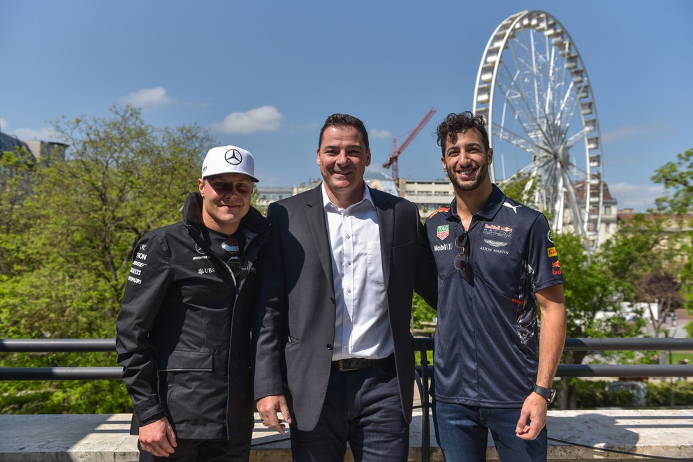 Šéf spoločnosti Hungaroring Sport Zsolt Gyulay medzi špičkovými pilotmi F1 Valtterim Bottasom a Danielom Ricciardom.
