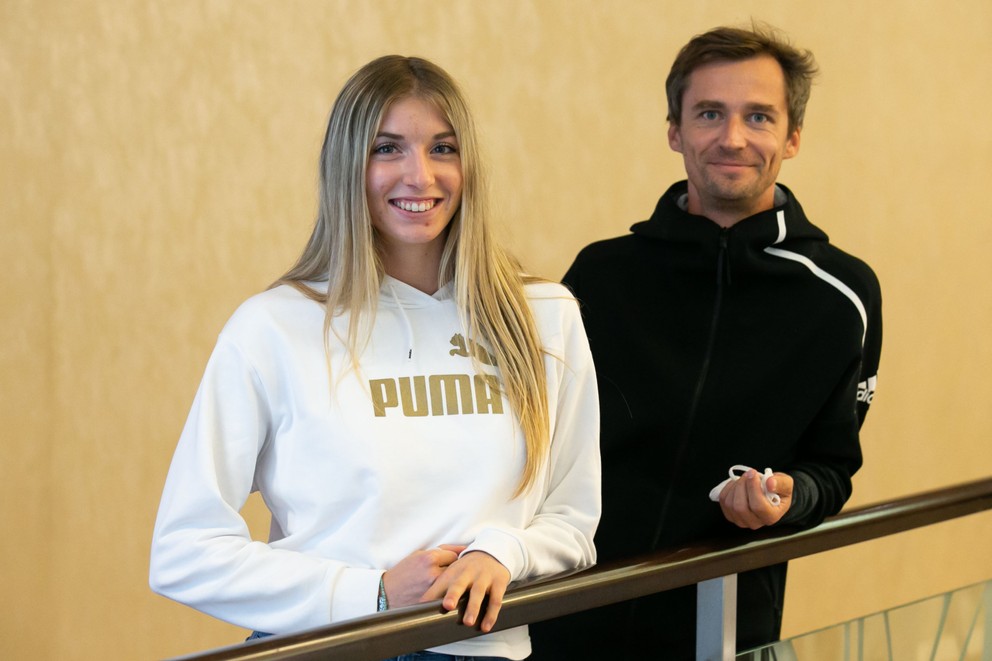Emma Zapletalová s trénerom Petrom Žňavom.
