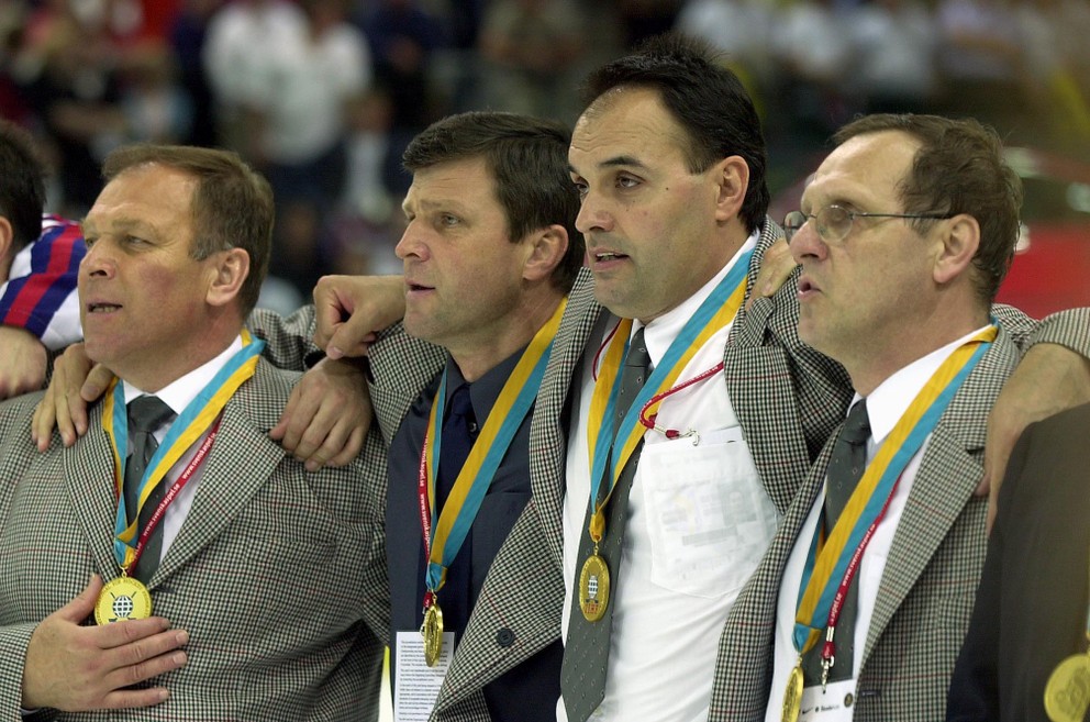 Sprava tréner Ján Filc, asistent Ernest Bokroš, manažér Peter Šťastný a asistent Vladimír Šťastný po víťaznom finále na MS v hokeji 2002.
