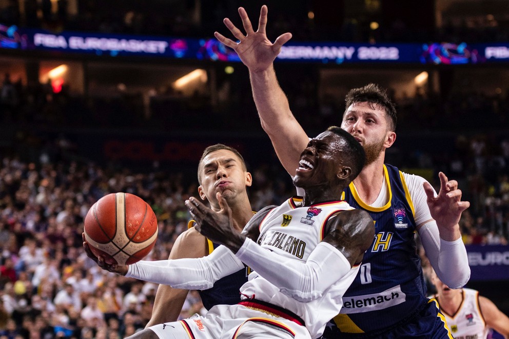 Dennis Schröder tries to get past the defending Jusuf Nurkic.