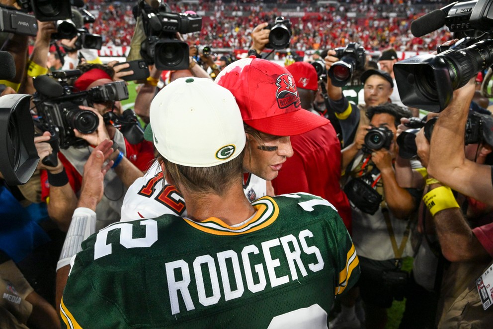 Objatie legendárnych quarterbackov Aarona Rodgersa a Toma Bradyho.