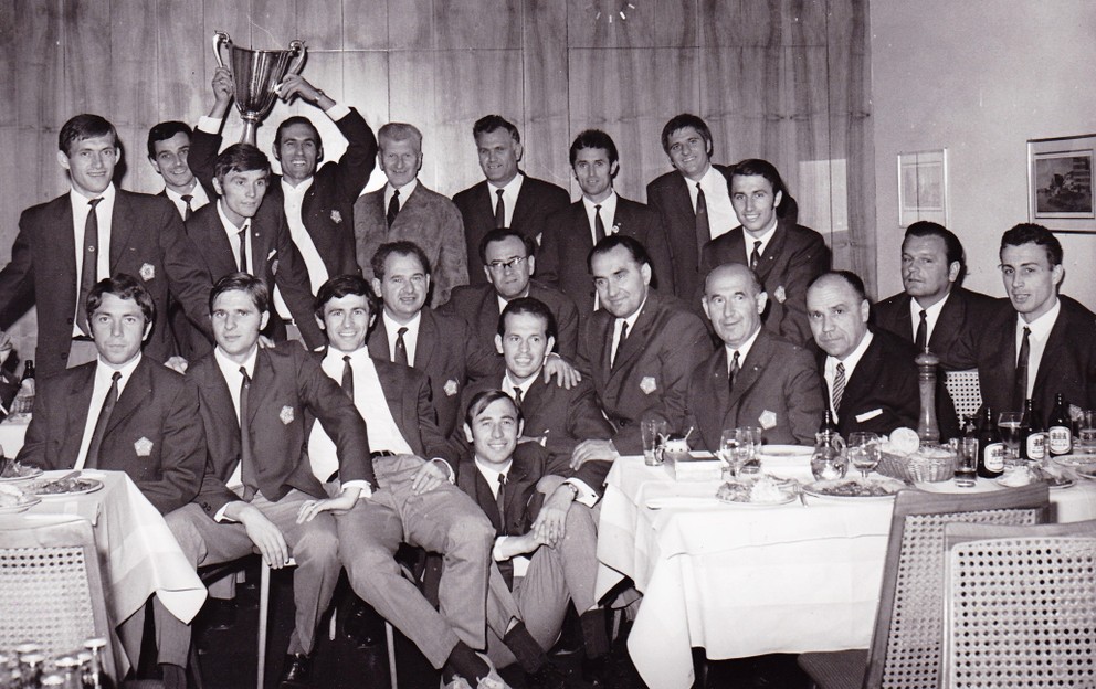 Futbalisti Slovana Bratislava po víťazstve vo finále PVP 1969 v hoteli v Bazileji. Alexander Vencel v dolnom rade v strede. 