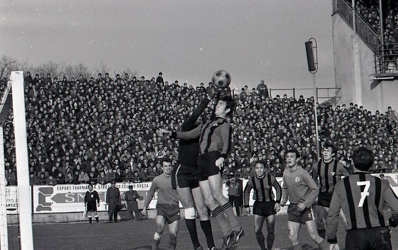 Alexander Vencel vo vzdušnom súboji s Ladislavom Kunom v derby Trnava - Slovan v roku 1970.