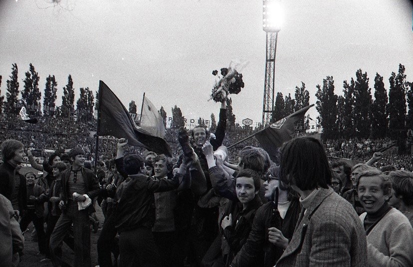 Brankár Slovana Bratislava Alexander Vencel v obkľúčení fanúšikov po zisku majstrovského titulu v roku 1974.