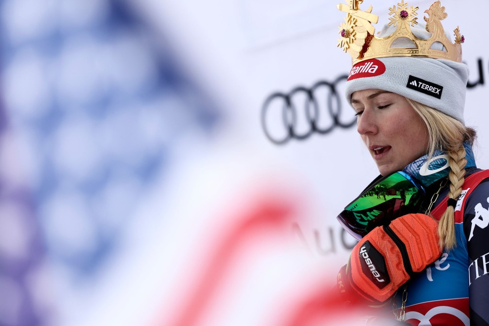 Mikaela Shiffrinová sa teší na pódiu po víťazstve v obrovskom slalome v Kronplatzi. 