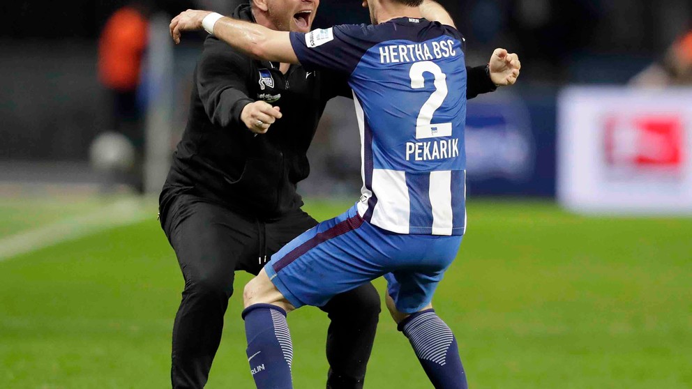 Pekarík sa po góle ponáhľal osláviť ho s trénerom Dárdaiom.