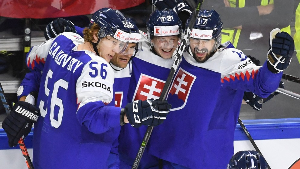Slovenskí hokejisti - zľava Michal Čajkovský, Andrej Sekera, Dávid Bondra a Dávid Buc.