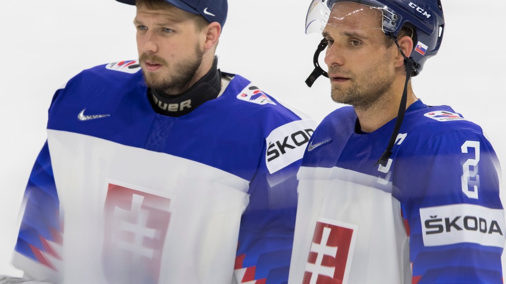 Andreja Sekeru (vľavo) mrzí najmä výkon proti Švajčiarsku.