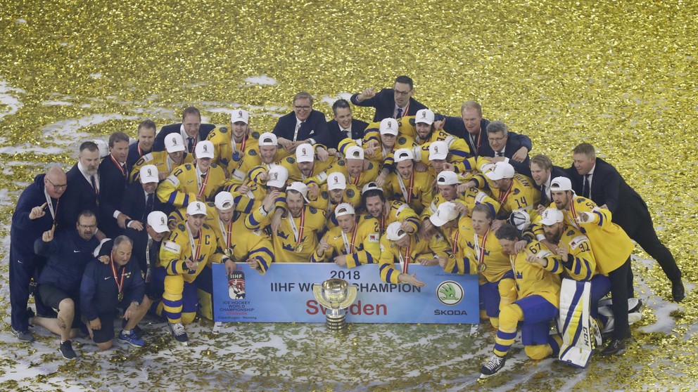 Švédski hokejisti sa radujú z titulu majstrov sveta.
