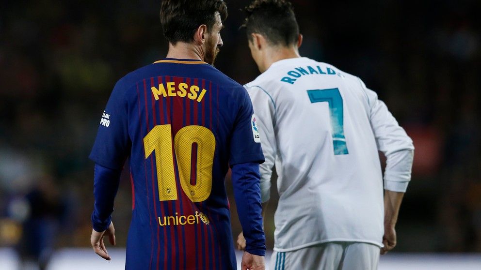 Lionel Messi (vľavo) a Cristiano Ronaldo.