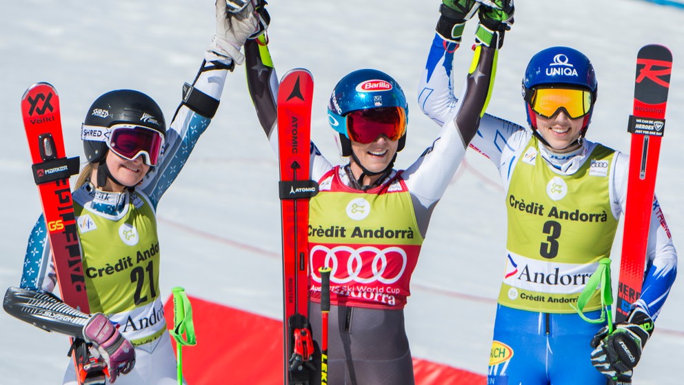 Na snímke slovenská lyžiarka Petra Vlhová (vpravo) sa teší z tretieho miesta vo finálovom obrovskom slalome žien Svetového pohára v alpskom lyžovaní v zimnom stredisku Soldeu v Andorre v nedeľu 17. marca 2019. Zvíťazila Američanka Mikaela Shiffrinová (uprostred), druhá skončila senzačne len 17-ročná Novozélanďanka Alice Robinsonová.